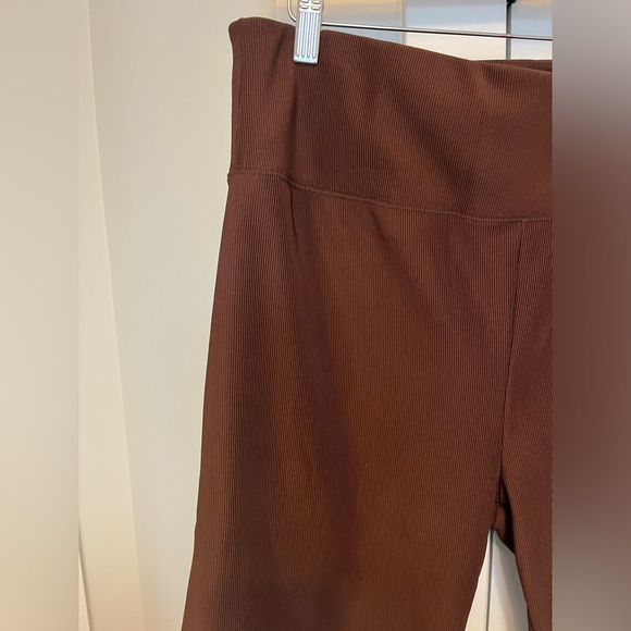 Ribbed active wear shorts - Picture 2 of 2